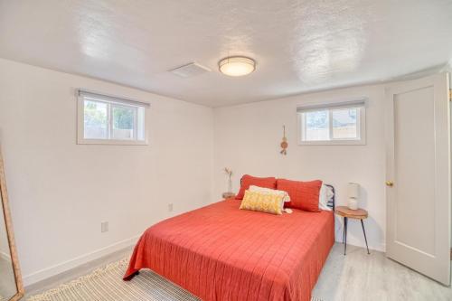 双子瀑布Great Find! 2 BDR, A/C, W/D, Garage的一间卧室配有一张红色床罩和两个窗户。