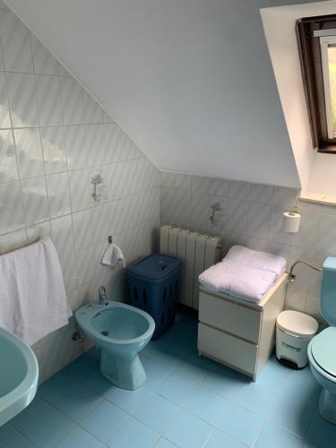SevaresLa Buhardilla De Solavega - VV2530AS的浴室配有盥洗盆、卫生间和盥洗盆。
