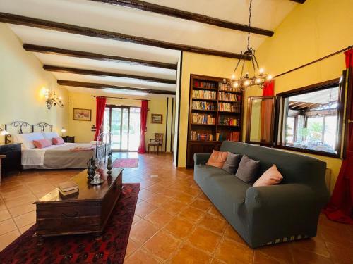 巴勒莫Villa Inserra Deluxe的客厅配有沙发和桌子