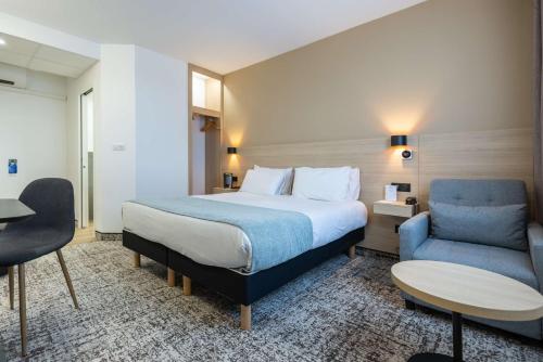 波尔多Sure Hotel by Best Western Bordeaux Lac的一间卧室配有一张床、一张沙发和一把椅子