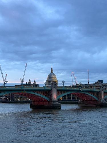 伦敦10 minutes to London Bridge x FREE Parking的一座水面上的桥梁,一座建筑的背景