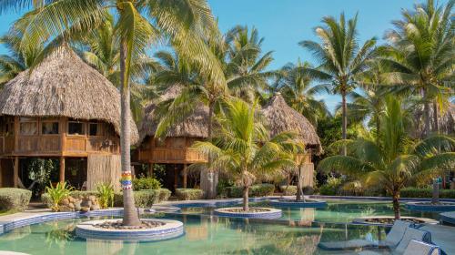 La Herradura太阳海岸托尔图加村酒店的棕榈树和游泳池度假村