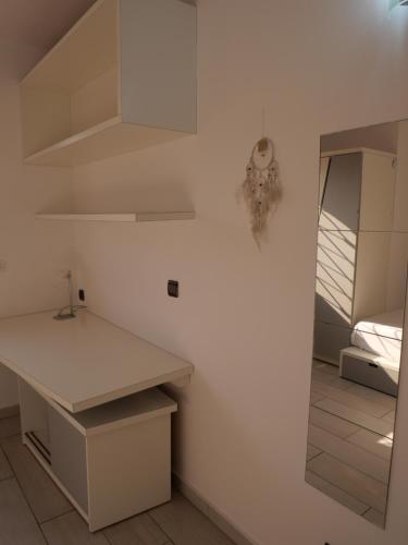 利伯维尔Résidence Canopée的白色的厨房配有柜台和镜子