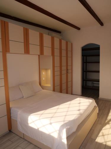 利伯维尔Résidence Canopée的卧室配有一张白色大床