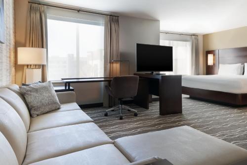 布雷亚Residence Inn by Marriott Anaheim Brea的酒店客房设有沙发、床和书桌