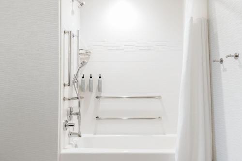 布雷亚Residence Inn by Marriott Anaheim Brea的白色的浴室设有淋浴和窗户