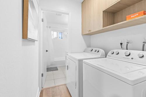 圣何塞@ Marbella Lane - Fresh and Vibrant 3BR Home的白色洗衣房配有洗衣机和烘干机