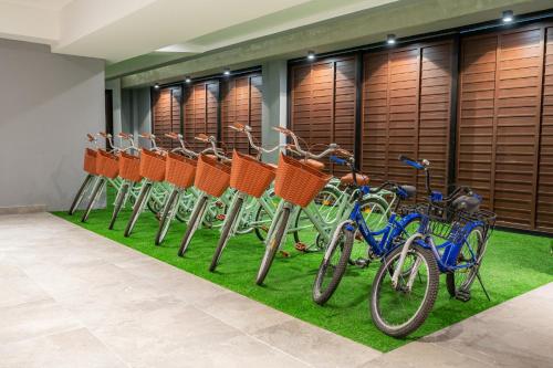 科苏梅尔Kippal - Modern Oasis - ApartHotel的一排自行车停在一排草上