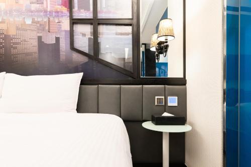 高雄云端精致旅馆的一间卧室配有一张床、镜子和一张桌子