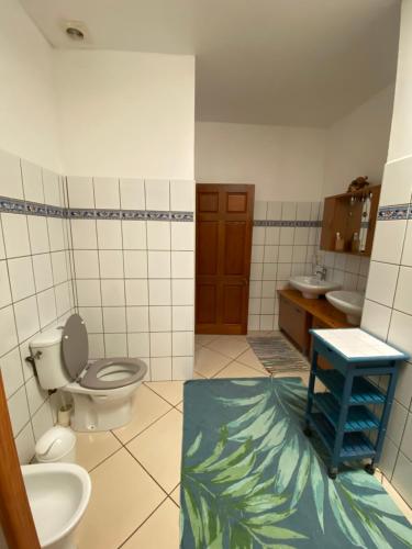 莫雷阿La Maison Orange的浴室配有卫生间、水槽和蓝色凳子