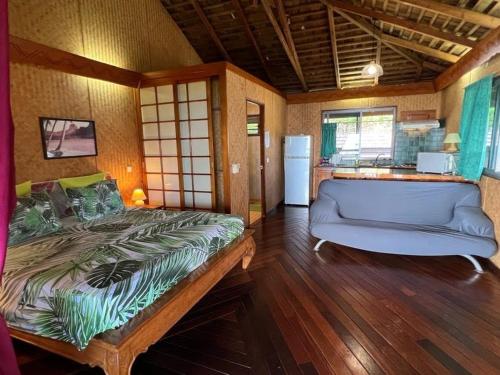 哈皮蒂Tehuarupe Surf Studio 2的一间卧室配有一张床和一个沙发