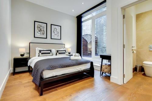 伦敦Number 8 Borough Apartments 2 Bed 2 Bath的一间卧室设有一张大床和一个大窗户