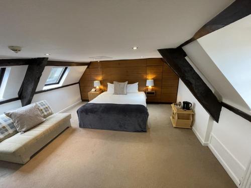 兰达弗里城堡酒店的一间卧室配有一张床和一个沙发
