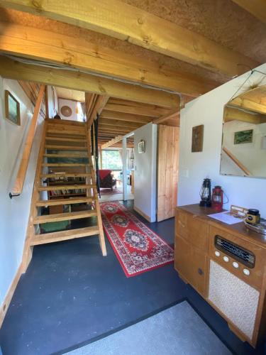 塔卡卡Alpacas Off Grid - Eco Cabin的一个小房子里一个小厨房,有楼梯
