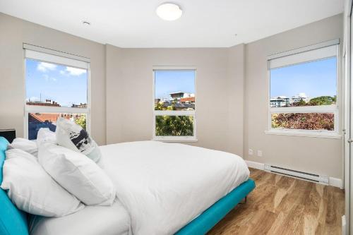 维多利亚Abacus Oasis by IRIS PROPERTIES!的卧室配有白色的床和2扇窗户。