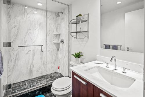维多利亚Falls Empress Suite by IRIS PROPERTIES!的一间带水槽、卫生间和淋浴的浴室