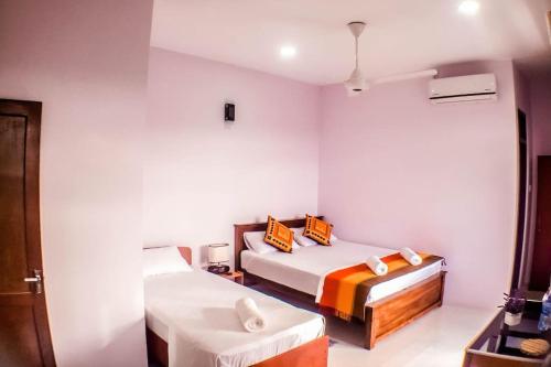 康提SaRu Holiday Apartment - Upto 6 Guests的酒店客房设有两张床和一张桌子。