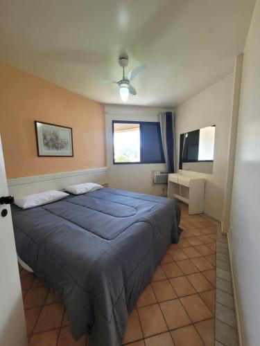 弗洛里亚诺波利斯Merit Plaza - Pe na Areia的一间卧室,卧室内配有一张蓝色大床