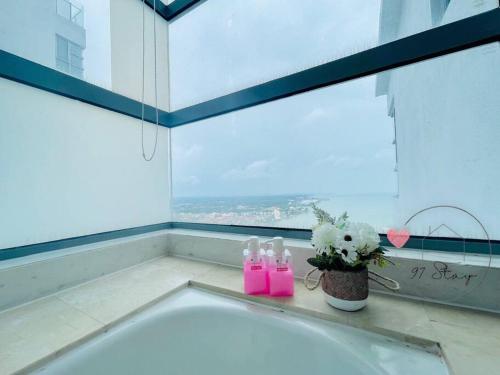马六甲SilverScape 4px Seaview Bathtub TVBox Games的带浴缸的浴室和窗户
