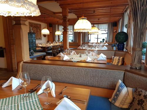 米尔施塔特兰玛斯多尔夫客栈酒店的一间在房间内配有桌椅的餐厅