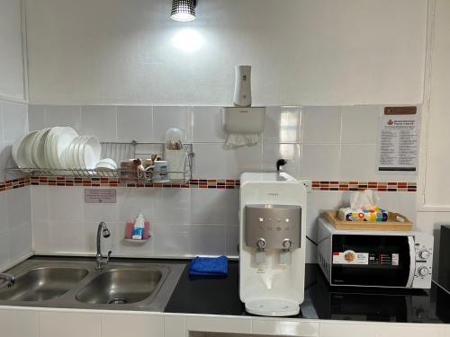 Ban Song HongBanana Muji Home-C6 F10-29的厨房配有水槽和咖啡壶