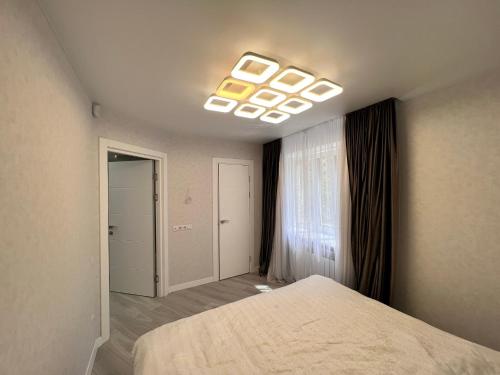 第聂伯罗Modern Gagarina Avenue的一间卧室设有一张大床和一个窗户。