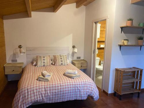 埃尔帕尔马Kontiki Bungalows El Palmar的一间卧室配有一张床,上面有两条毛巾