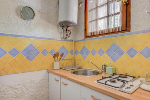 滨海阿热莱斯Appartement mignon à 100m de la plage, Argeles-sur-Mer - 3 personnes的厨房配有水槽和台面