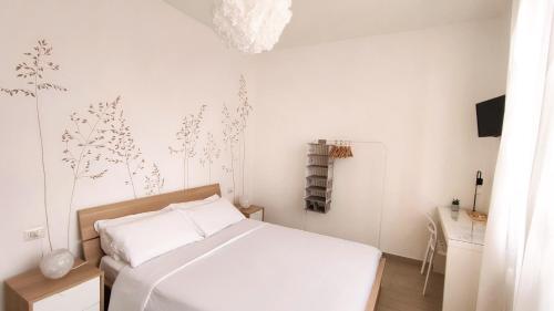 阿尔巴阿尔巴雷勒住宿加早餐旅馆的卧室配有白色的床和白色的墙壁
