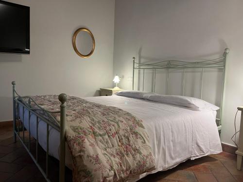 蒙特玛佐里奥梅特Valle del Metauro Country House的一间卧室配有一张带金属框架的床