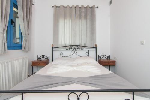 PagóndasSamian Thalia Apartment的卧室内的一张床位,带2个床头柜