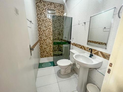 巴纳伊巴HOTEL CAJUÍNA BEACH的浴室配有卫生间、盥洗盆和淋浴。