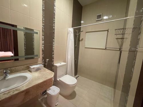 麦纳麦Premium 2 Bedroom Flat的浴室配有卫生间、盥洗盆和淋浴。