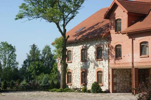 GrabowiecHostel Miłosz的前面有一棵树的老房子