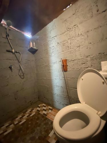 金塔马尼D' Tepi Danau Glamping的一间位于客房内的白色卫生间的浴室