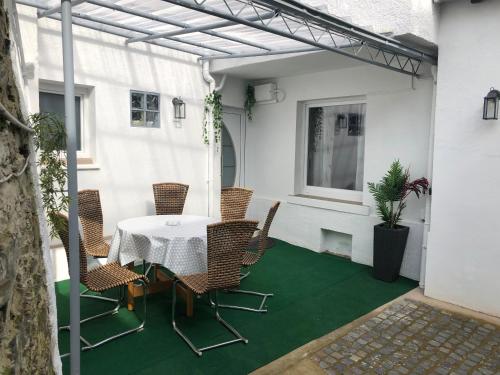 科赫姆Ferienhaus Herzblume的绿地庭院配有桌椅