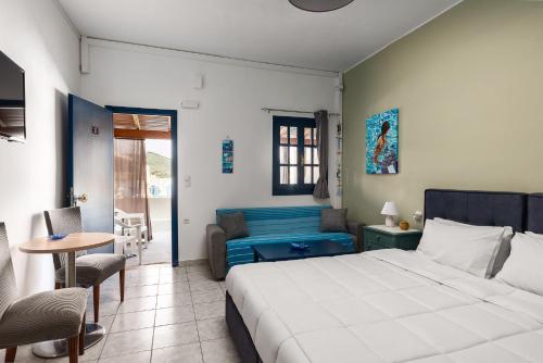 圣斯特凡诺斯Sunsea Wellness Resort的卧室配有1张床、1张桌子和1把椅子