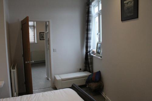 登比Vale View的一间卧室设有一张床、一个卫生间和一个窗口