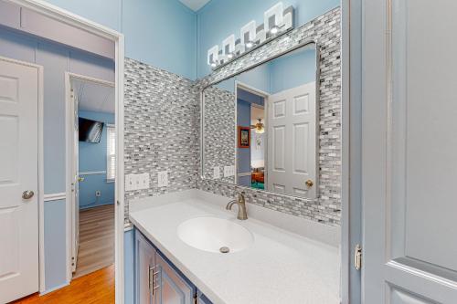 柏林Assateague Pointe ---12401 Windlass Way的一间带水槽和镜子的浴室