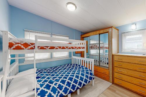 柏林Assateague Pointe ---12401 Windlass Way的一间卧室设有双层床和蓝色的墙壁。