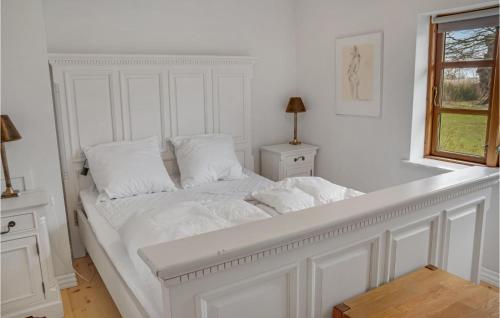 Øster UlslevAwesome Home In ster Ulslev With Kitchen的白色的床、白色床单和枕头