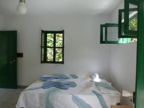 PombasCottage na Ribeira do Paúl的白色客房的一张床位,设有窗户