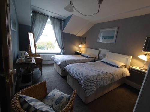 Ruan MinorChyheira的酒店客房,配有两张床和椅子