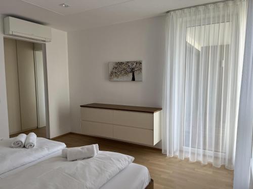 维也纳新城Luxusappartement mit Garage im Zentrum的白色的客房设有两张床和窗户。
