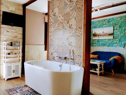 埃尔托尔诺Apartamento Rural Amaluna的一间位于客房内的带大型白色浴缸的浴室