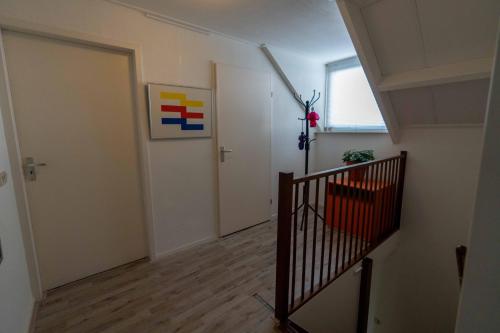 莱茵河畔米灵恩de lange adem的一条空的走廊,有楼梯和门