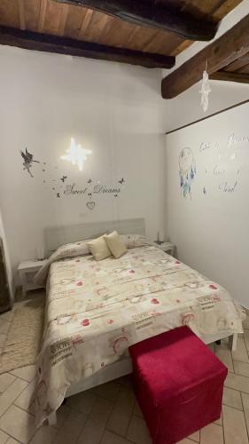 维泰博Casa medievale Il Rifugio di Olimpia的一间卧室配有一张带红色垫子的大床