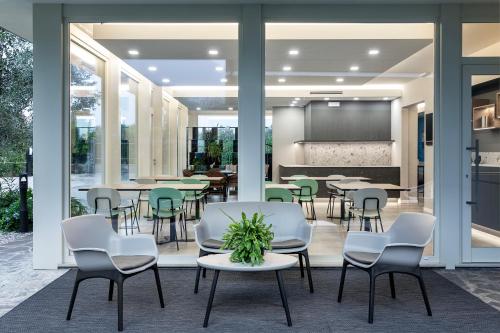 托斯科拉诺-马德尔诺Reflection Boutique Hotels的一间带桌椅和屏幕的用餐室