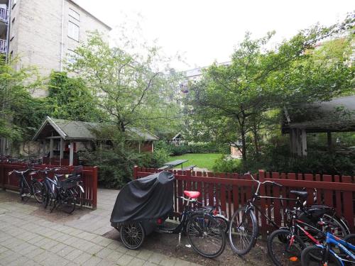 Simple & cosy flat -2 minutes to Nuuks Plads metro餐厅或其他用餐的地方