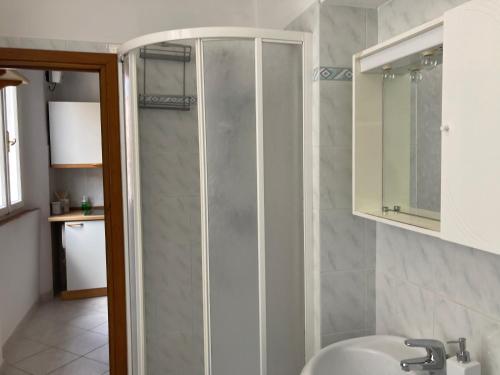 马西亚娜马里纳La casina的带淋浴和盥洗盆的浴室